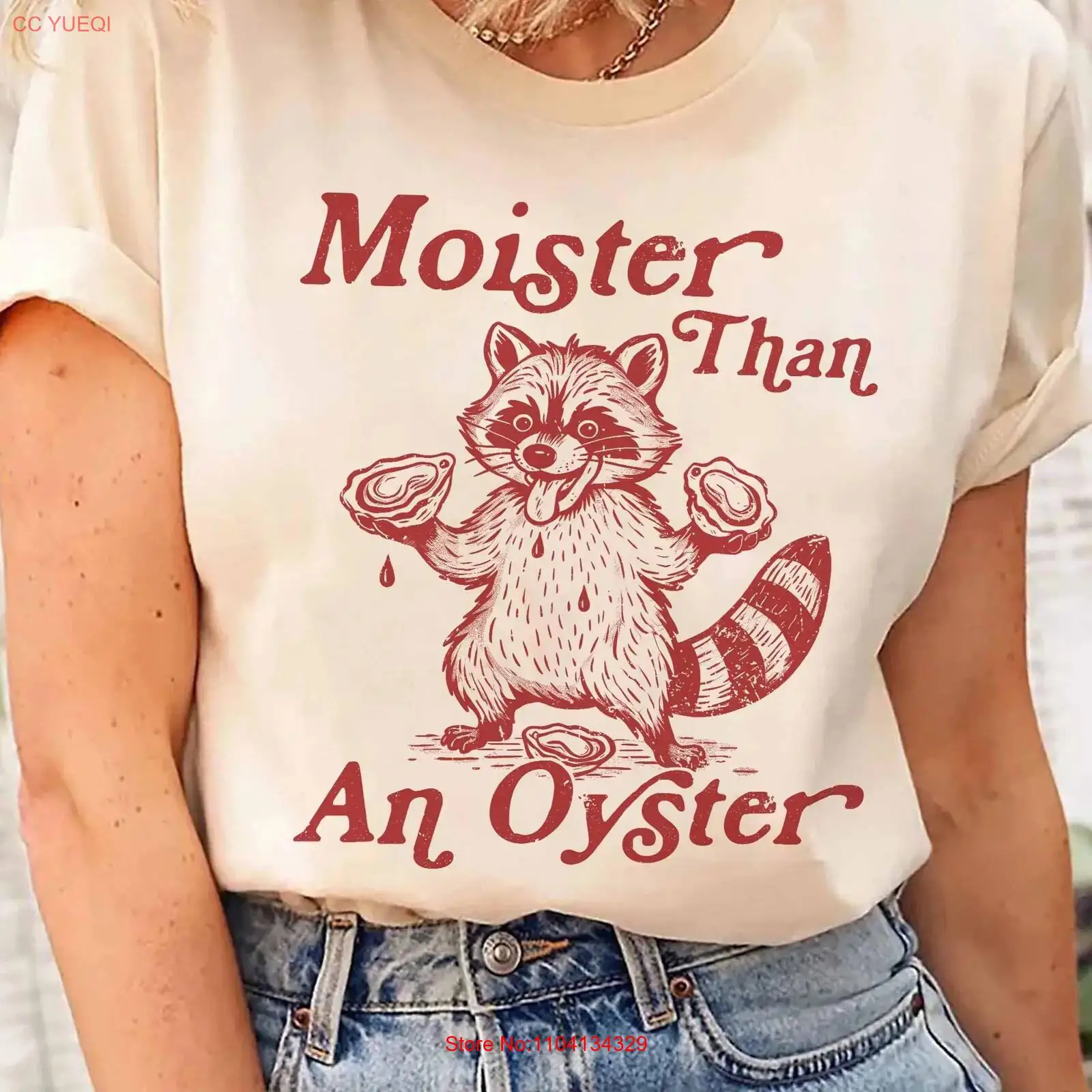 Quirky Vintage Fashion - 牡蠣よりも湿っぽい Tシャツ トレンディで面白いアライグマ 大人のユーモアの言葉 奇抜なレトロヴィンテージ ウォッシュドファッション