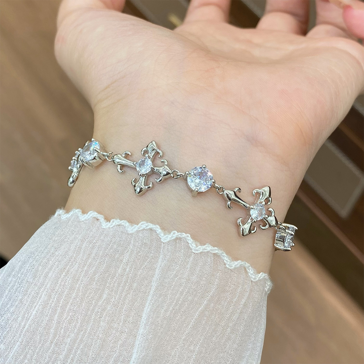 Vintage Fashion Tiktok - TikTokで流行している、ライトラグジュアリーでヴィンテージ風、精巧なジルコニウム製のアイリスクロス型ブレスレットと女性用ハンドアクセサリー